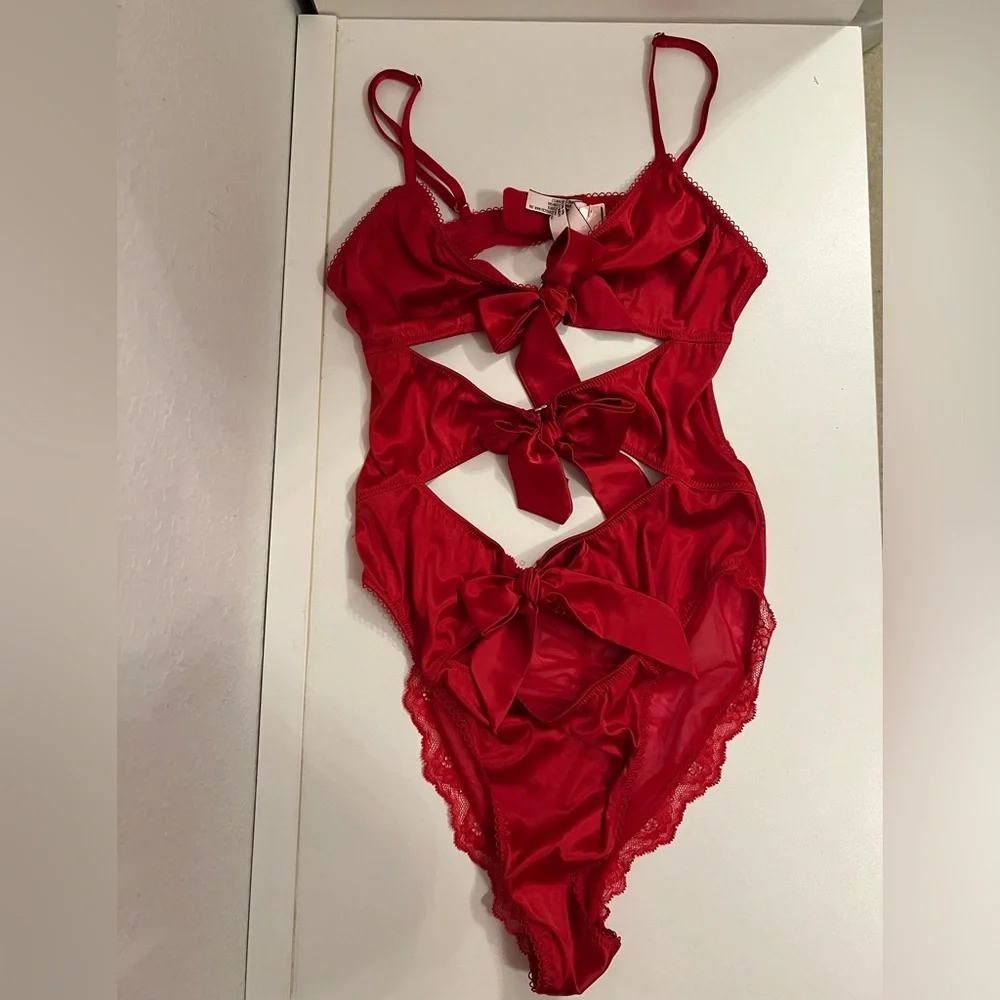 Bundle 💕Victoria's Secret 💕Red Satin Chemise with Bow Accents & Sleepshirt &🎁